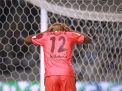 Kanouté se lamenta tras una ocasión perdida.