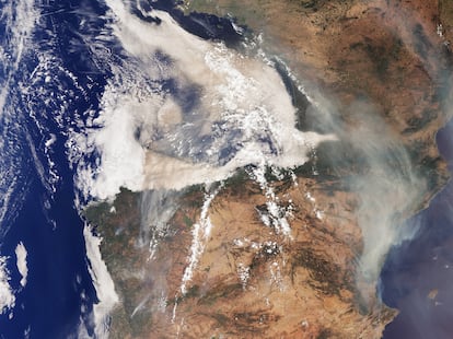 Imagen captada por el satélite Sentinel-3 de Copernicus en la que se aprecia el humo de los incendios de España y Portugal el 17 de agosto de este 2025.