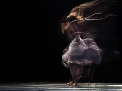 Una bailarina fotografiada a larga exposición en el salón de baile de Gipuzkoa, San Sebastián.