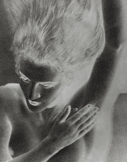 ‘Jacqueline Goddard’ (c. 1932). Man Ray
