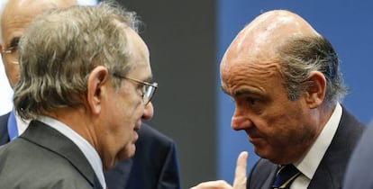 El ministro de Economía de Italia, Pier Carlo Padoan, a la izquierda, charla con el ministro de Economía en funciones de España, Luis de Guindos