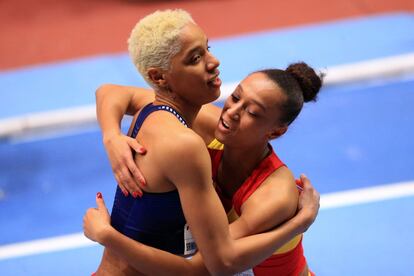 La medalla de oro fue para la venezolana Yulimar Rojas, que revalidó su título con un salto de 14,63, mejor marca mundial del año, seguida de la jamaicana Kimberly Williams con 14,48. En la imagen, Peleteiro (derecha) felicita a Rojas.