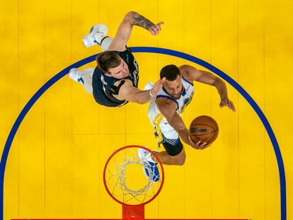 Stephen Curry ataca la canasta frente a Luka Doncic en el segundo encuentro de la serie entre Dallas y Golden State.