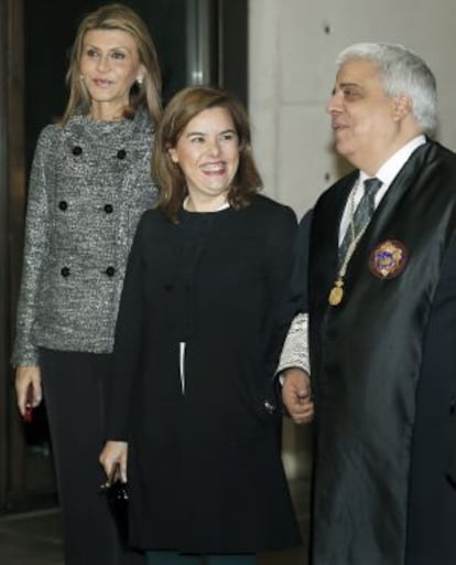 Soraya Sáenz de Santamaria junto a la delega del Gobierno, Llanos de Luna y el decano Oriol Rusca.