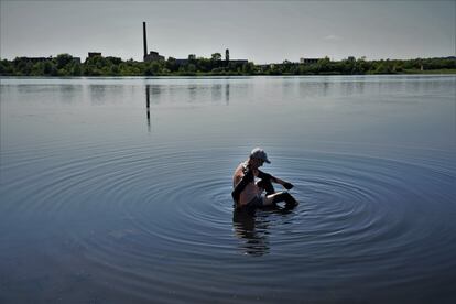 Viktor, de 71 a?os, lleva una dcada acudiendo a darse ba?os de barro en este lago.