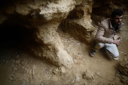 Abdelkarim al Kafarna recoge restos de cerámica descubiertos en la catacumba, el pasado 26 de enero. Los expertos creen que la catacumba, que contiene nueve tumbas, es de origen romano y que podría tener una antigüedad de unos 2.000 años.