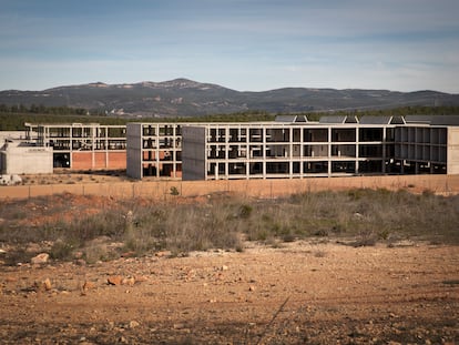 Las estructuras de hormigón de lo que iba a ser la cárcel Levante II en Siete Aguas se han mantenido inalterables desde 2012, en una imagen captada hace tres años.