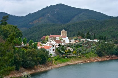 En la ruta de los Templarios se extiende esta aldea sobre una pequeña península que forma el río Zêzere. De preciosos paisajes naturales, también mantiene restos de las luchas medievales, como la torre templaria pentagonal y la iglesia de Nuestra Señora de Pranto.