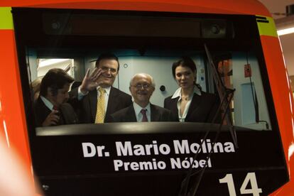 El premio Nobel Mario Molina acompañado de Marcelo Ebrard, y la esposa del actual canciller, Rosalinda Bueso, durante el nombramiento de un vagón del Metro con con su nombre.