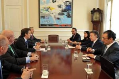 Fotografía cedida por la Presidencia de Colombia de su presidente, Juan Manuel Santos (2d) y el de la Xunta de Galicia, Alberto Núñez Feijóo (3i), durante la reunión que han mantenido en la sede del Ejecutivo de Colombia, la Casa de Nariño.