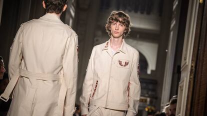 Un modelo luce una creación de la colección Primavera/Verano 2017 de los diseñadores italianos Maria Grazia Chiuri y Pier Paolo Piccioli para la marca Valentino durante la Semana de la Moda Masculina de París.