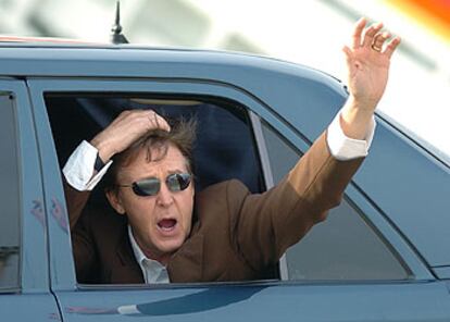 Paul McCartney saluda a su llegada el lunes al aeropuerto de Asturias. 

/ EFE