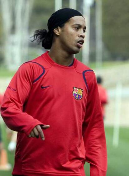 Ronaldinho, durante un entrenamiento con el Barça.