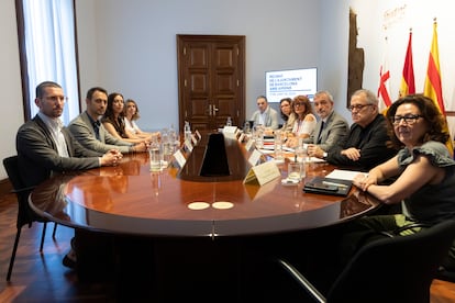 Caras largas antes de la reunión del martes entre representantes de Airbnb y el Ayuntamiento de Barcelona. El alcalde, Jaume Collboni, reconoció que no fue satisfactoria.