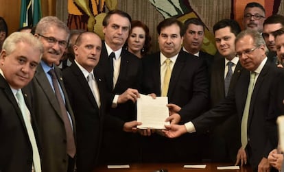 Na entrega da proposta da Nova Previdência, três democratas ao lado de Bolsonaro: o ministro Onyx Lorenzoni (E), e os presidentes da Câmara, Rodrigo Maia (C), e do Senado, David Alcolumbre (D).