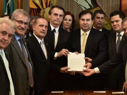 Na entrega da proposta da Nova Previdência, três democratas ao lado de Bolsonaro: o ministro Onyx Lorenzoni (E), e os presidentes da Câmara, Rodrigo Maia (C), e do Senado, David Alcolumbre (D).