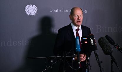 El ministro de Finanzas alemán y candidato del SPD a la Cancillería, Olaf Scholz, hace una declaración tras comparecer ante una comisión de investigación del Bundestag, este lunes en Berlín.
