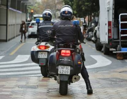 Dos agentes de policía en la calle de Don Juan de Austria de Valencia.