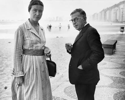 Simone de Beauvoir y Jean-Paul Sartre juntos en Copacabana, el 21 deseptiembre de 1960.
