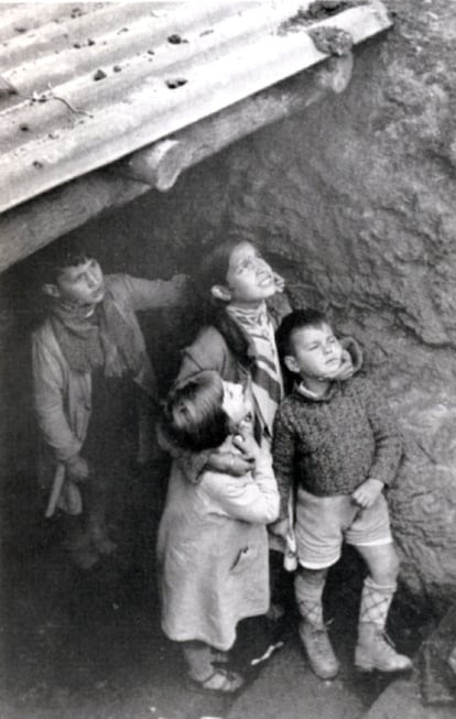 Estos niños se resguardan en la entrada de un refugio. Parece que está llegando la aviación, porque la angustia se dibuja en sus caras. Sobre todo al anochecer, eran muchos los madrileños que bajaban a los refugios.