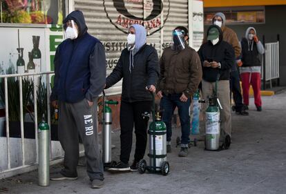 Familiares de enfermos con covid-19 hacen fila para rellenar tanques de oxígeno vacíos en la Ciudad de México.