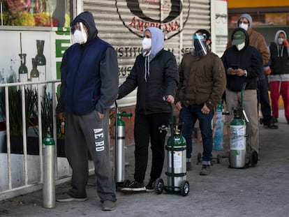 Familiares de enfermos con covid-19 hacen fila para rellenar tanques de oxígeno vacíos en la Ciudad de México.