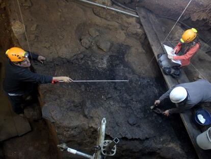 Tres arqueólogos trabajan en la nueva fase de excavaciones en la cueva de Santimamiñe.