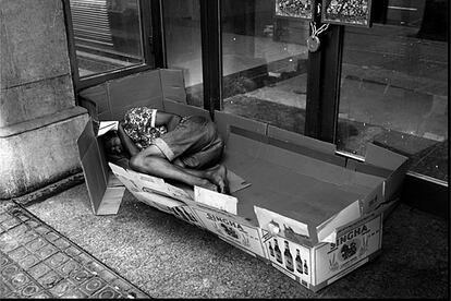 Un emigrante duerme en las oficinas de una compañía aérea en Barcelona.