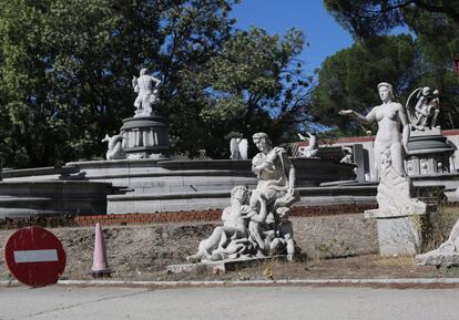 Dos de los grupos escultóricos originales del monumento levantado a Juan Villanueva del escultor Santiago Costa Vaqué que no se situaron en el lugar original cuando se trasladó al Parque del Oeste desde la glorieta de San Vicente. Al fondo, la fuente de Eolo, de 1996 que nunca ha salido de este espacio donde se construyó.