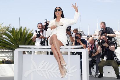 La actriz Rossy de Palma acudió este miércoles a la reunión del jurado del premio Cámara de Oro, que se entrega en el marco de la 75ª edición del Festival de Cannes a la mejor ópera prima. También forman parte del tribunal la directora Eleonore Weber; el director de fotografía Jean-Claude Larrieu; los actores Lucien Jean-Baptiste y Samuel Le Bihan; la gestora Natasza Chroscicki, y el crítico cinematográfico Olivier Pélisson. El festival, que comenzó el pasado martes, se prolongará hasta el próximo sábado 28 de mayo.