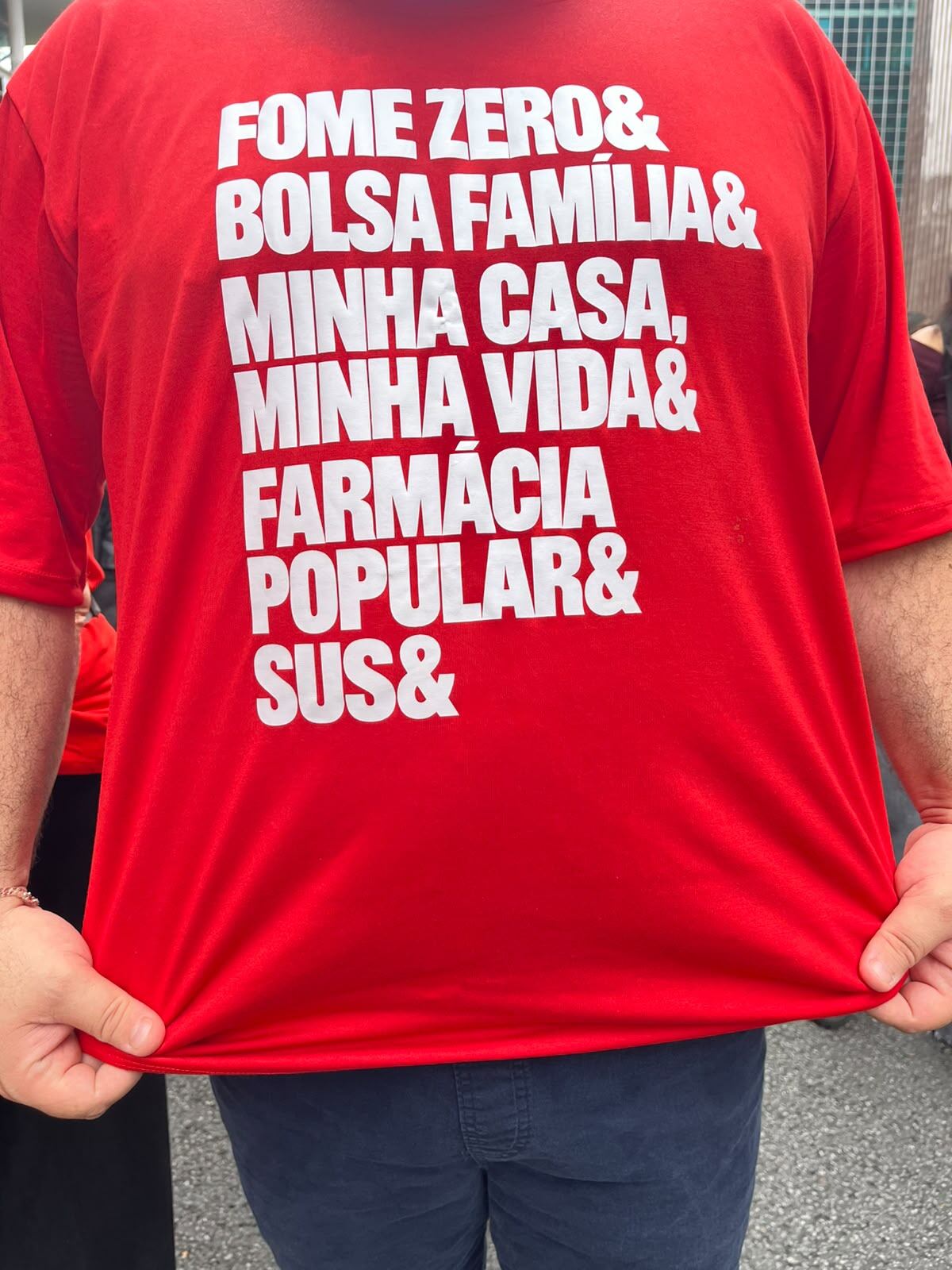 Lula saca a la calle una marea roja para emprender la remontada y ganar las elecciones