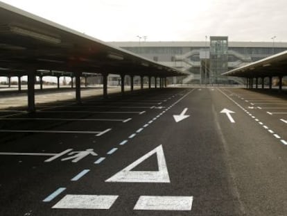 Aparcamiento vacío del aeropuerto de Ciudad Real.