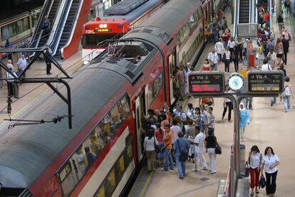 Pasajeros subiendo a un tren de Cercanías en la estación marileña de Atocha.