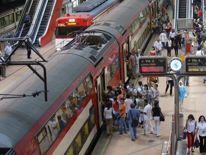 Pasajeros subiendo a un tren de Cercanías en la estación marileña de Atocha.