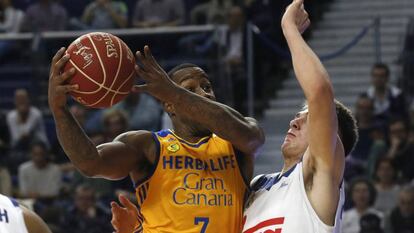 McCalebb sortea la defensa de Doncic