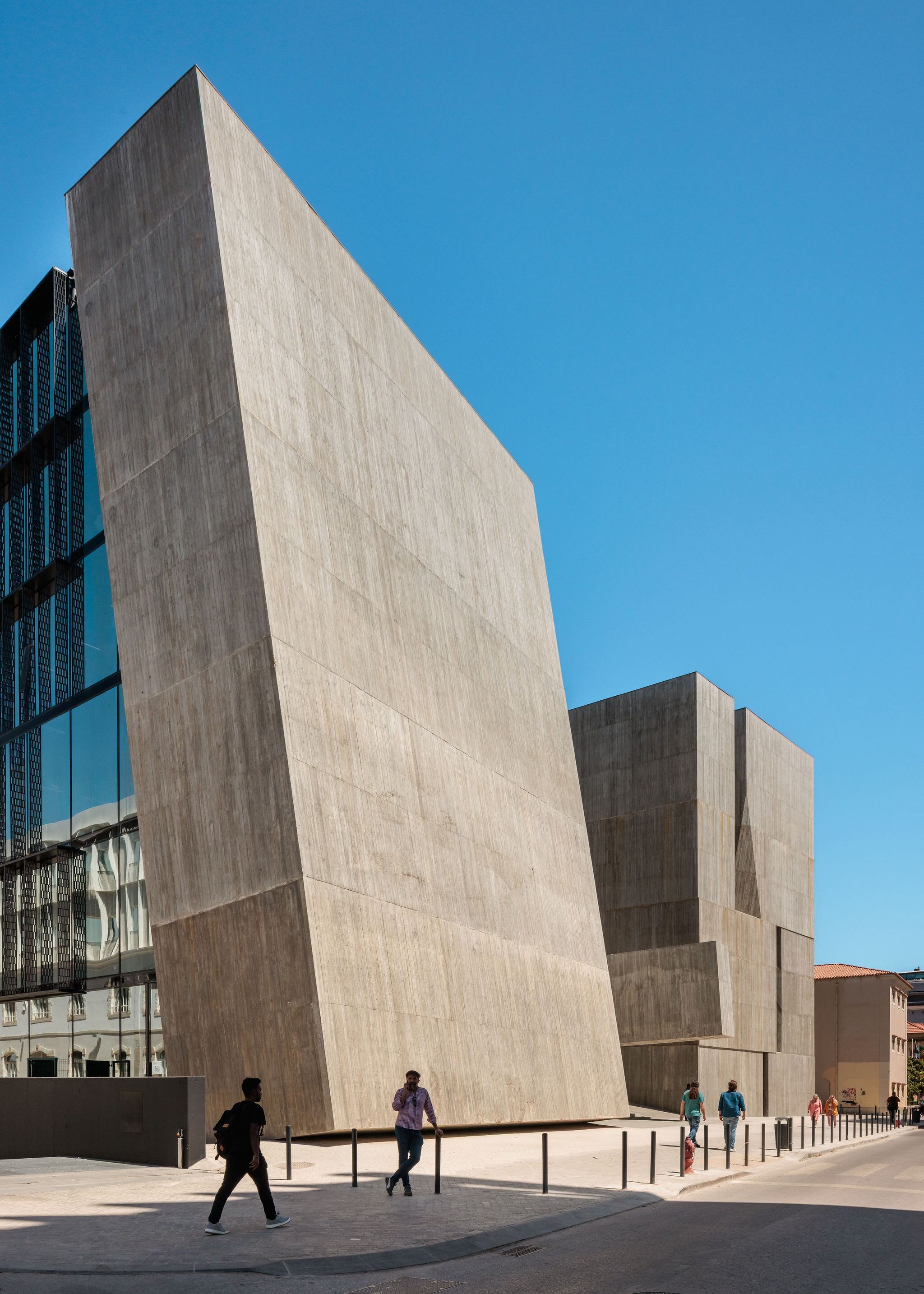 El inmueble se parte en dos para ajustarse a la normativa urbanística y para acoger una plaza pública.