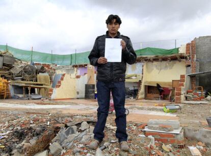 Ronald Arnez muestra la sentencia judicial que declara ilegal la demolición de su casa en la Cañada Real.
