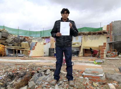 Ronald Arnez muestra la sentencia judicial que declara ilegal la demolición de su casa en la Cañada Real.