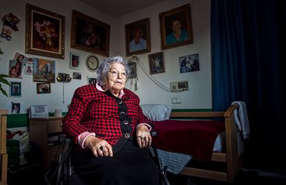 María González Martín, en su dormitorio de la residencia Peñuelas, en Madrid.