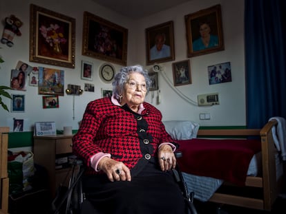 María González Martín, en su dormitorio de la residencia Peñuelas, en Madrid.