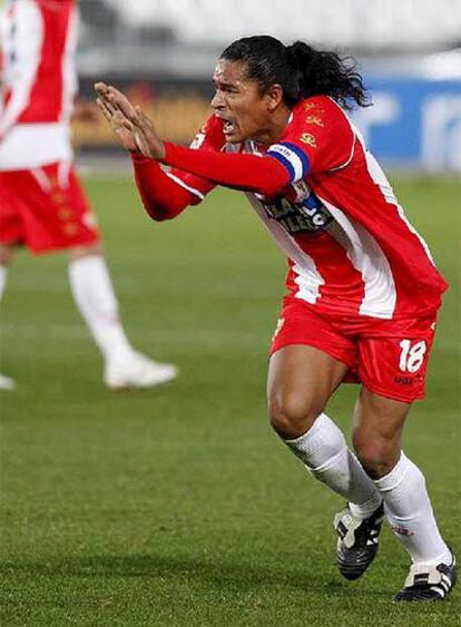 Acasiete celebra su gol con el Almería.