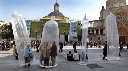 El informe de ONUSIDA Mi salud, mi derecho deja claro que los Estados tienen obligaciones básicas en materia de derechos humanos para respetar, proteger y cumplir el derecho a la salud. En la imagen, acto del Día contra el Sida en Valencia, en 2011.