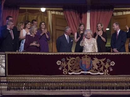Isabel II, rodeada de todos sus hijos y nietos el día de su último cumpleaños.