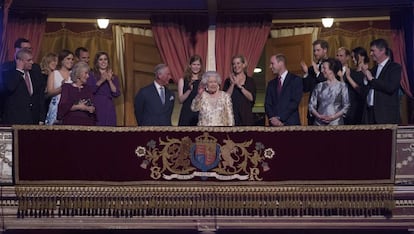 Isabel II, rodeada de todos sus hijos y nietos el día de su último cumpleaños.