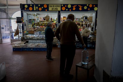 Un puesto de alimentación del mercado de Pozoblanco con garrafas y botellas de agua a la venta. 