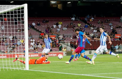 Sergi Roberto marca a la Real ante las gradas semivacías del Camp Nou, en el primer partido de Liga de la temporada.