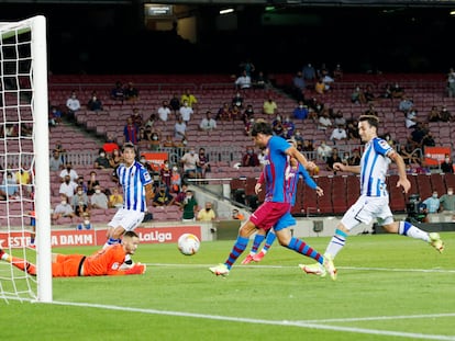 Sergi Roberto marca a la Real ante las gradas semivacías del Camp Nou, en el primer partido de Liga de la temporada.