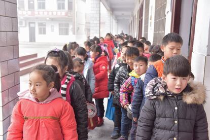 Los pequeños de la escuela primaria Yulong Town se dirigen al comedor.