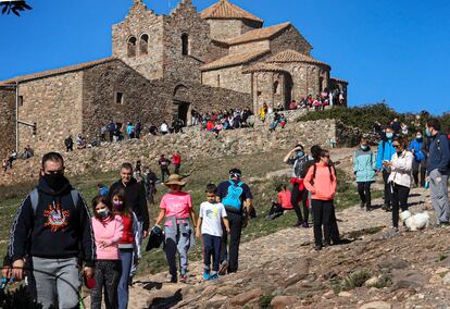 Monasterio de Sant Llorenç del Munt, en la cumbre de La Mola, con una alta afluencia de visitantes, este domingo.