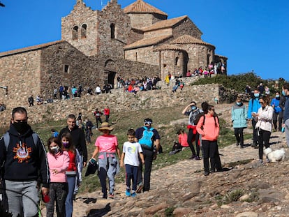Monasterio de Sant Llorenç del Munt, en la cumbre de La Mola, con una alta afluencia de visitantes, este domingo.